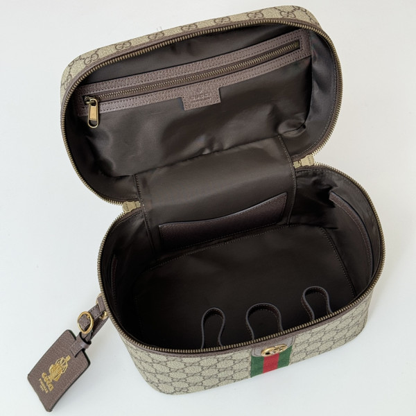 G*u*i porter medium travel bag