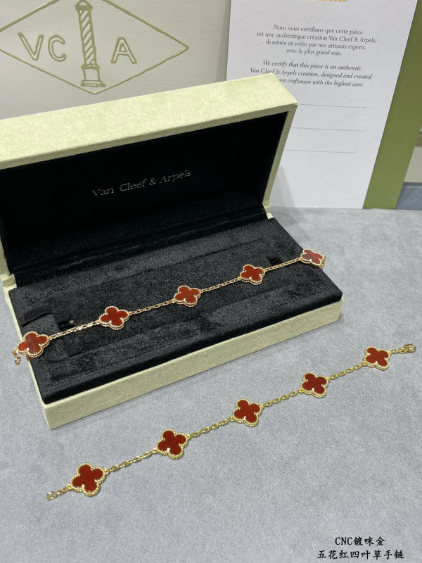 V*N CL*F&arpels perlée bracelet