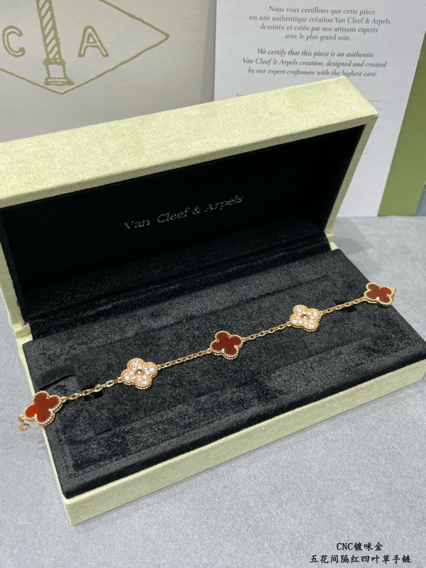 V*N CL*F&arpels perlée bracelet