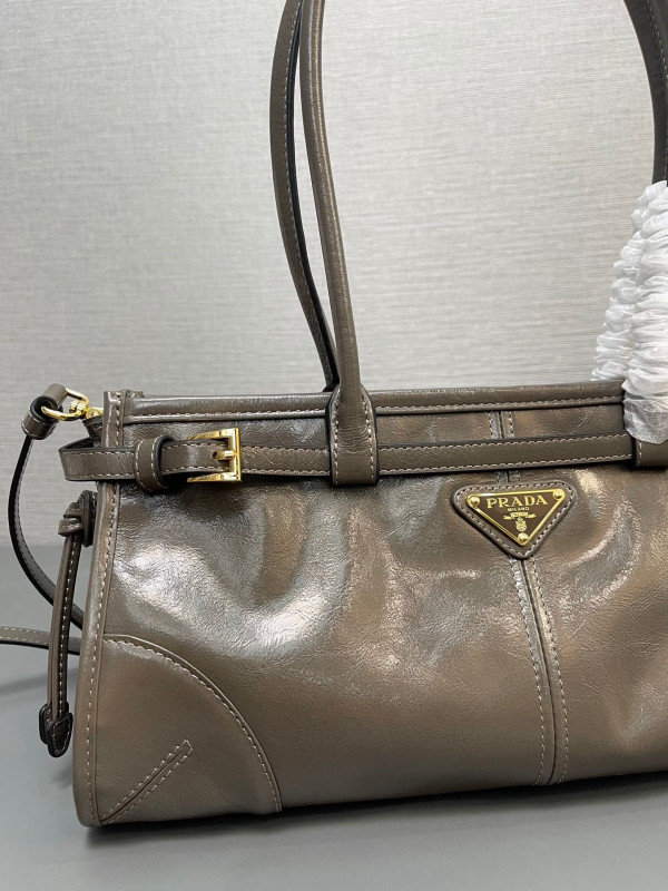 Pra*a medium leather handbag