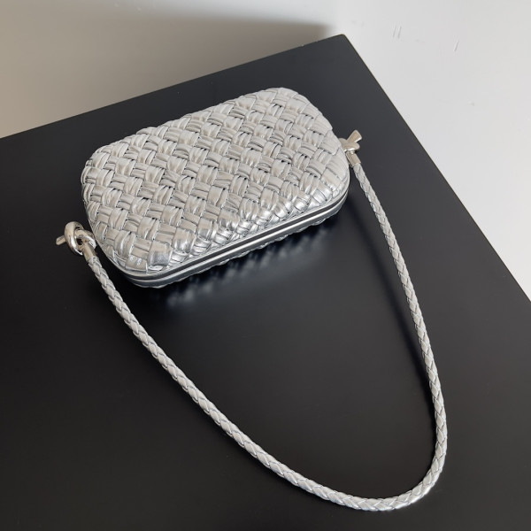 bo*te*ga Ve*ne*ta knot minaudiere on strap