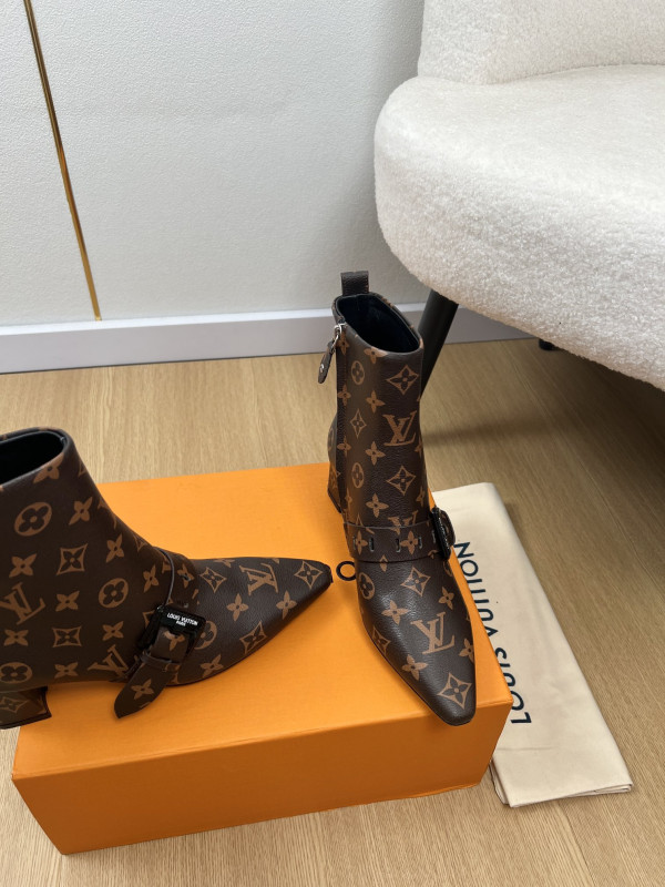 l0*is V*t0n boots