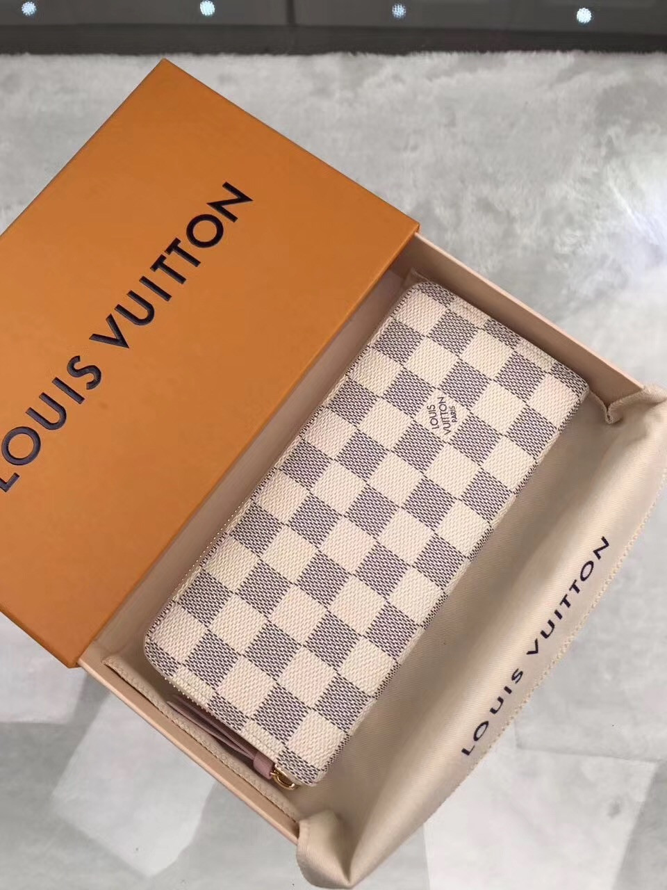 l0*is V*t0n clemence wallet