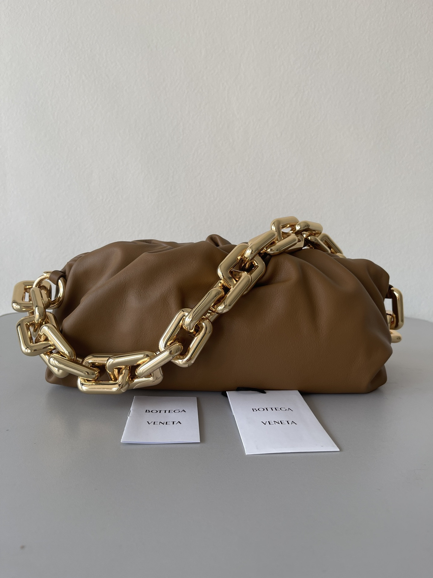 bo*te*ga Ve*ne*ta the chain pouch