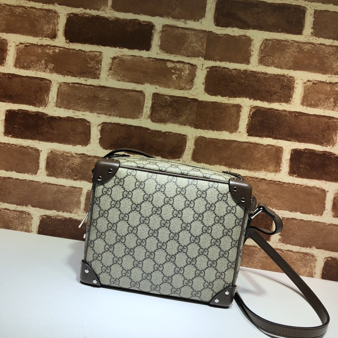 G*u*i gg shoulder bag with leather details