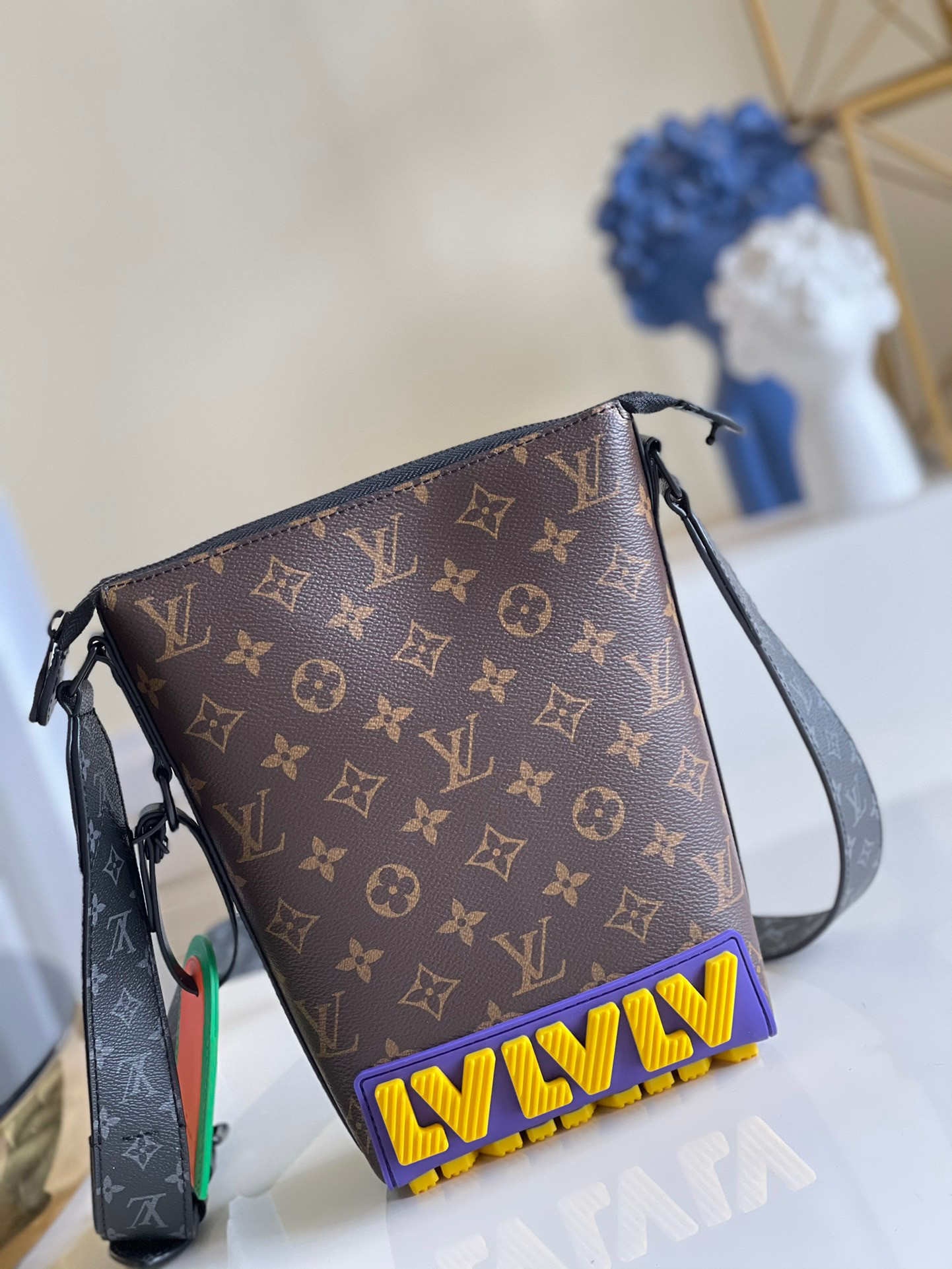 l0*is V*t0n cruiser messenger