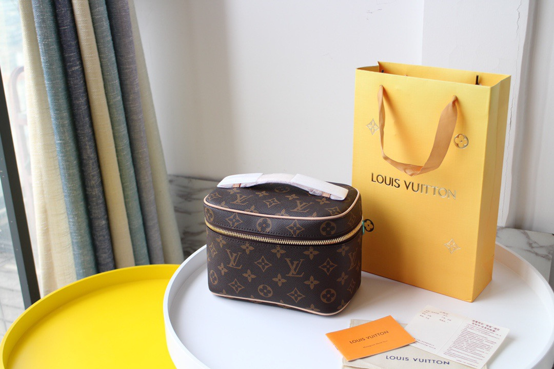 l0*is V*t0n toiletry bag