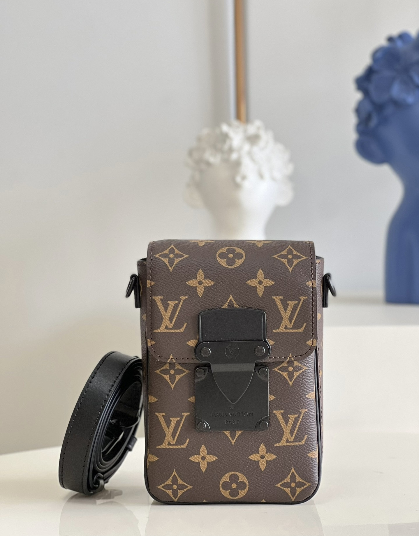 l0*is V*t0n s-lock vertical wearable wallet