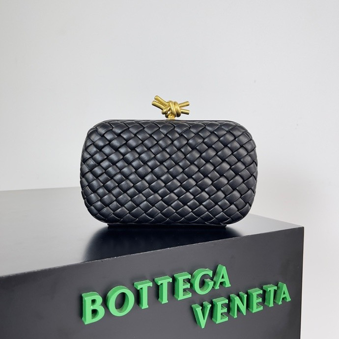 bo*te*ga Ve*ne*ta knot minaudiere