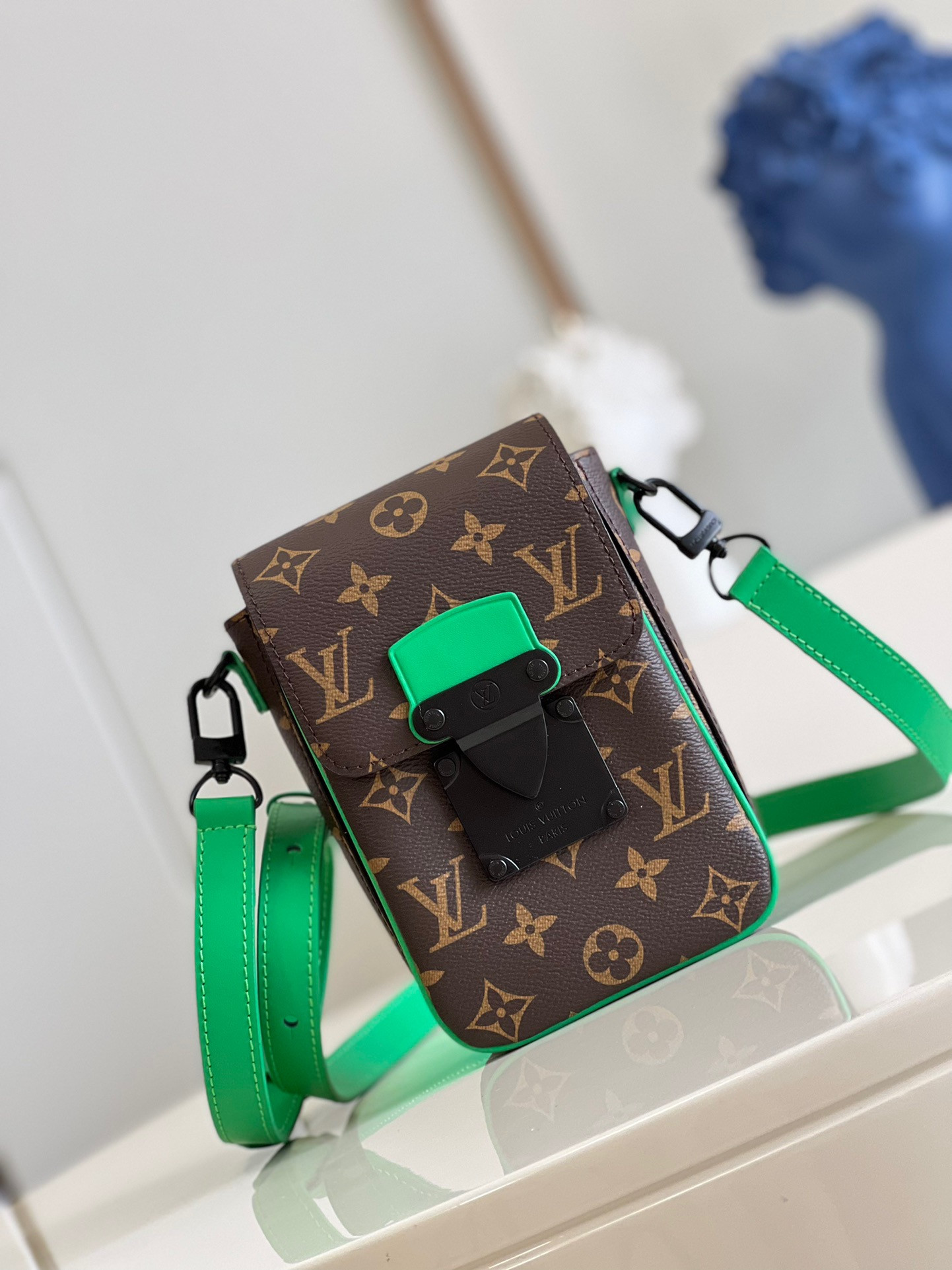 l0*is V*t0n s-lock vertical wearable wallet
