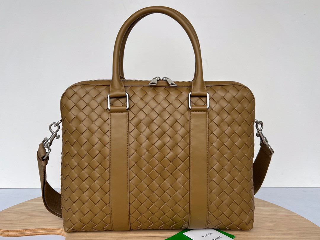 bo*te*ga Ve*ne*ta slim intrecciato briefcase