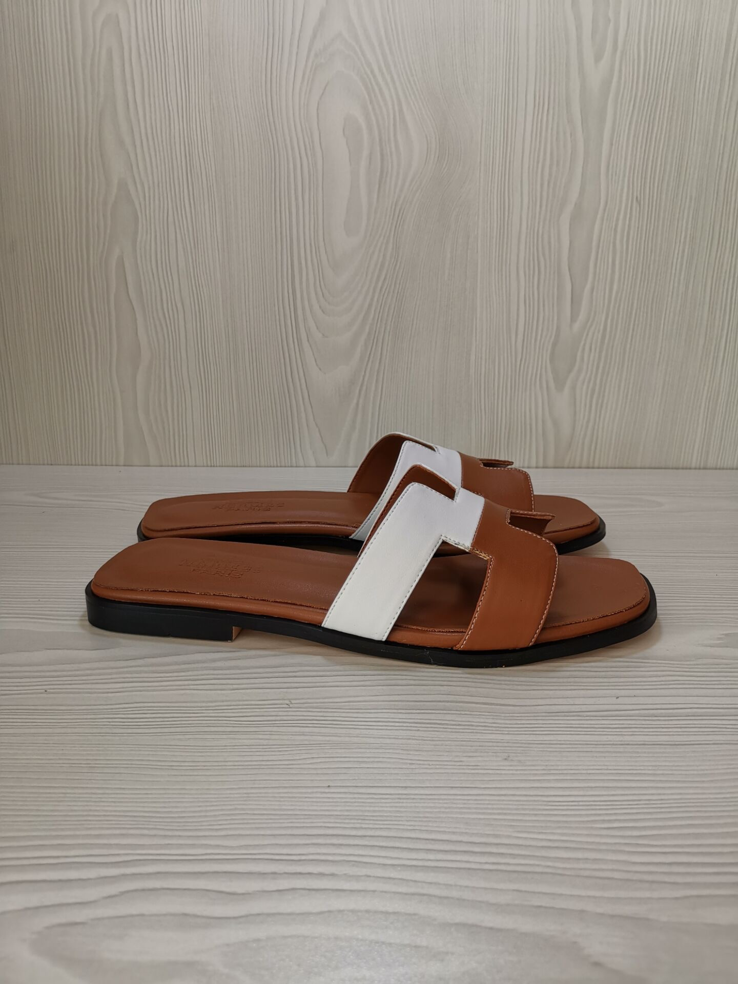 H**mes sandals