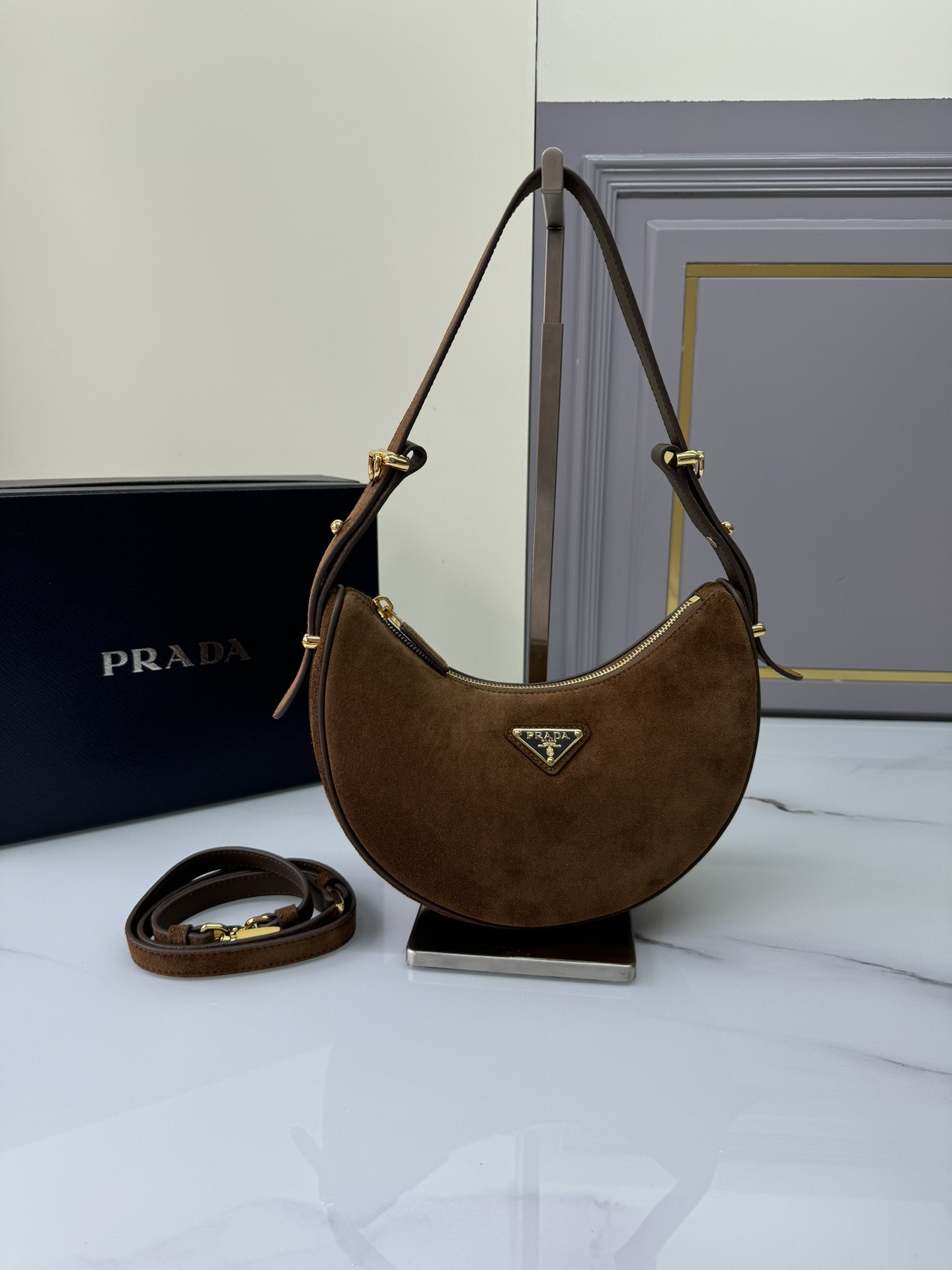Pra*a arqué leather shoulder bag-22.5*18.5*6cm