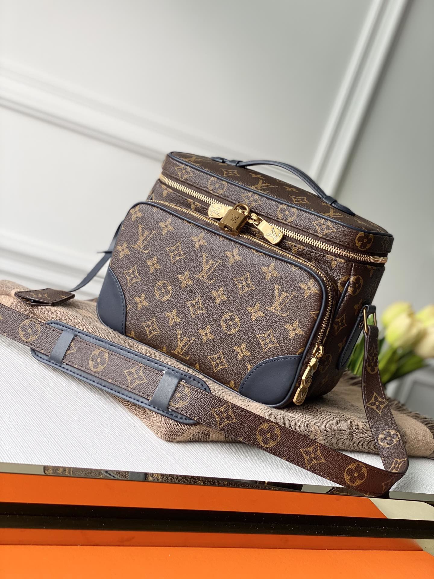 l0*is V*t0n toiletry bag