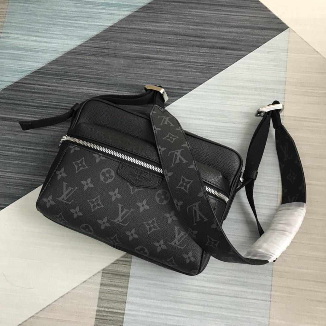 l0*is V*t0n outdoor messenger