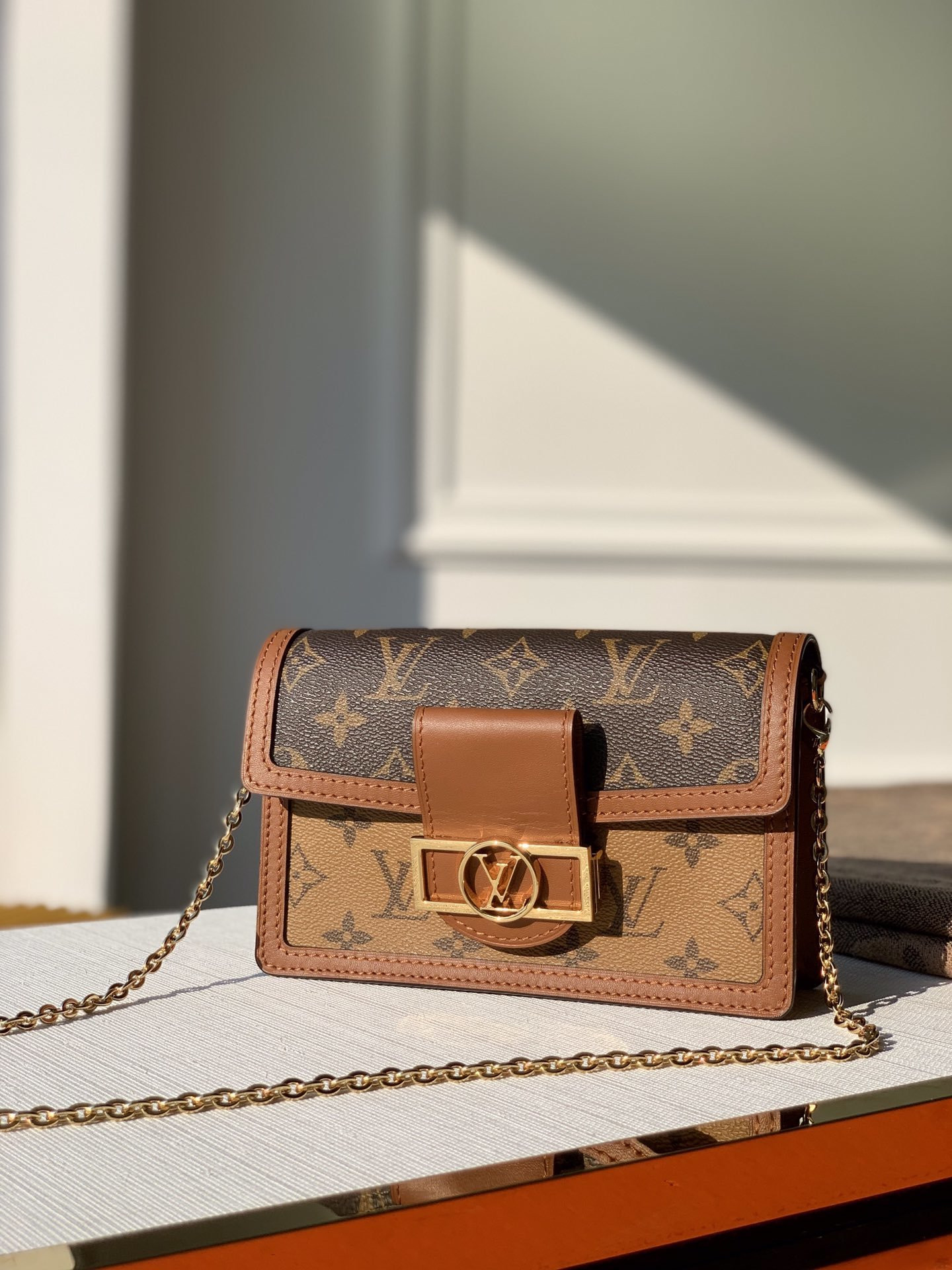l0*is V*t0n v dauphine chain wallet