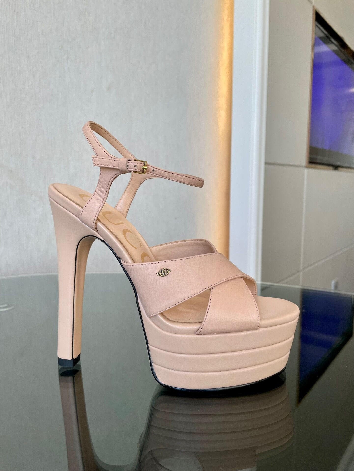 G*u*i women's platform sandal