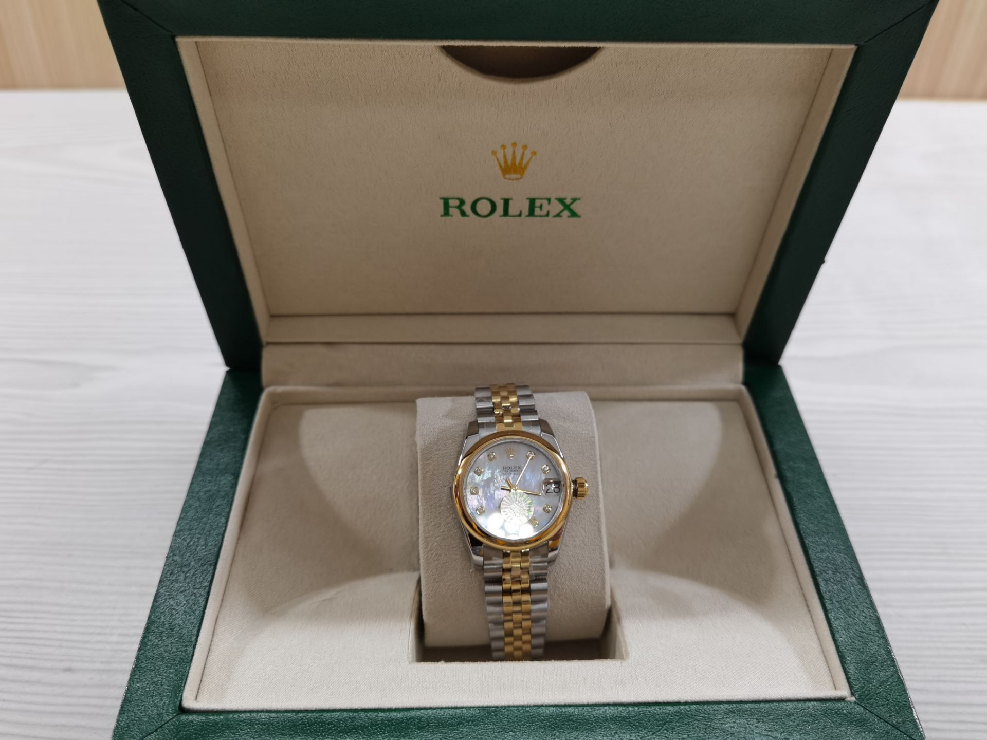 R*l*x watch