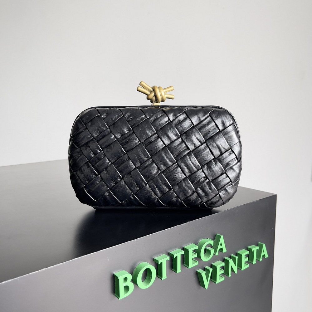 bo*te*ga Ve*ne*ta knot minaudiere
