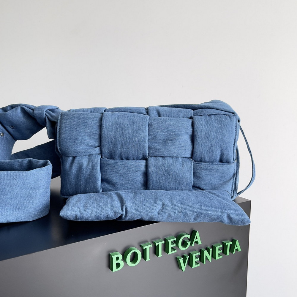 bo*te*ga Ve*ne*ta padded tech cassette