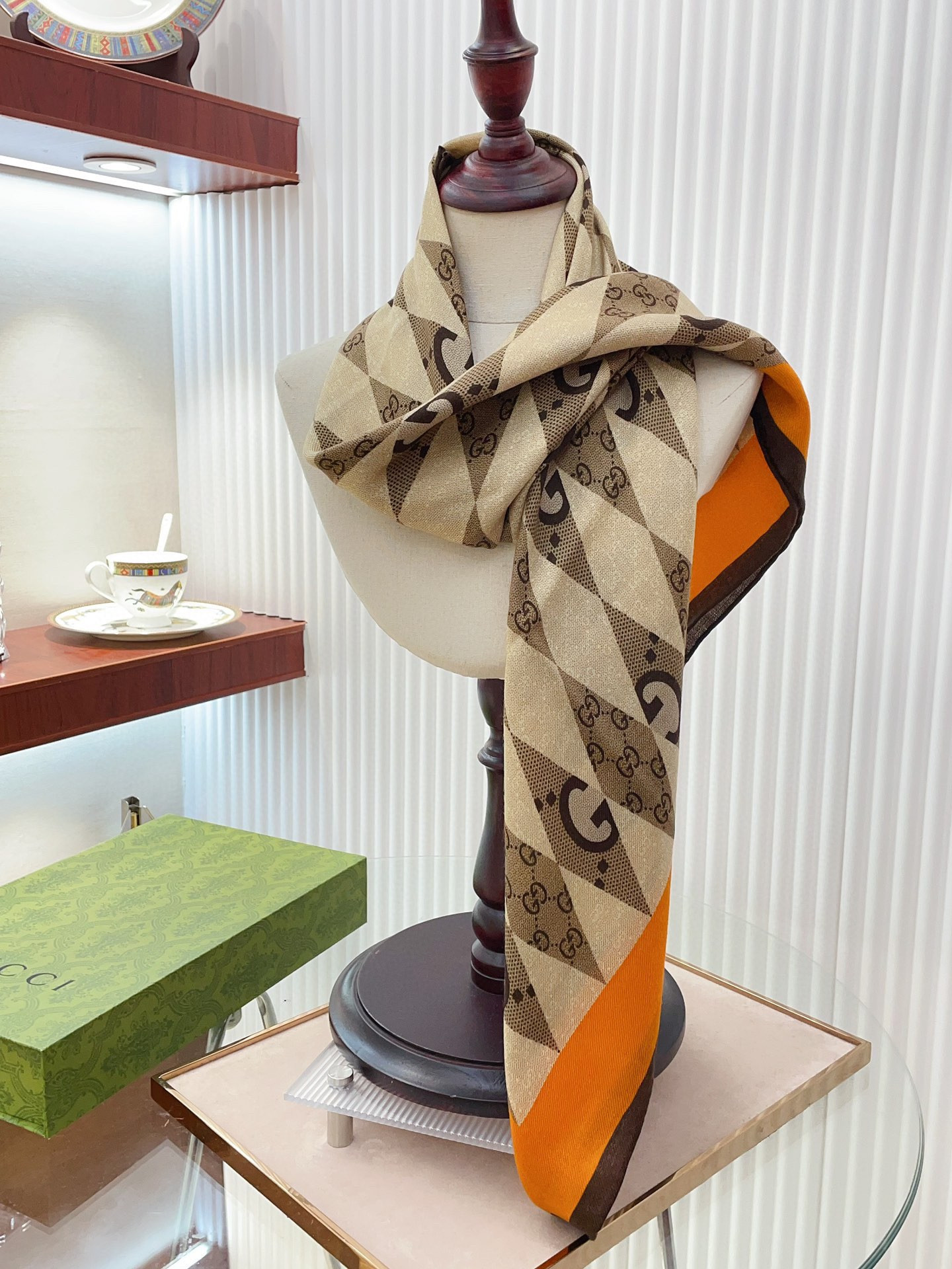 G*u*i scarf