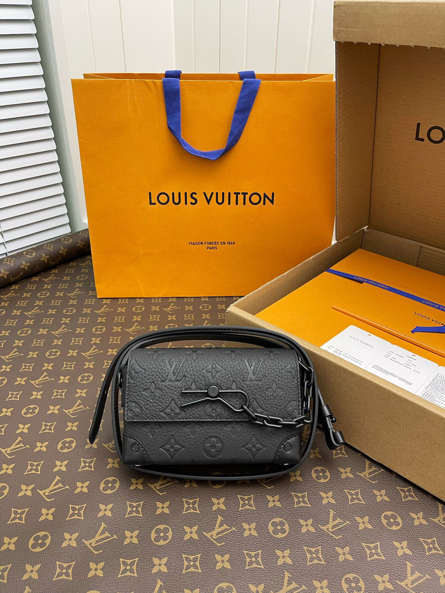 l0*is V*t0n steamer wearable wallet-18*11*6.5cm