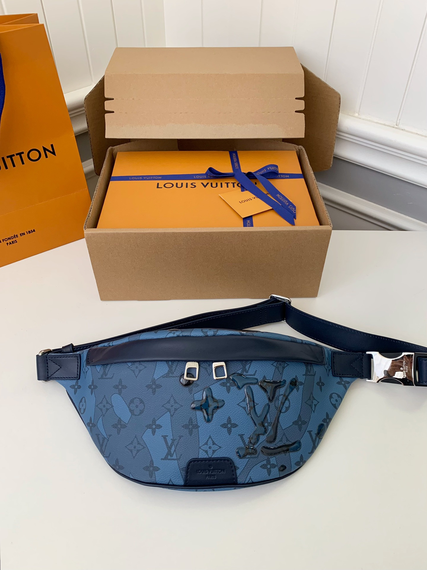 l0*is V*t0n discovery bumbag