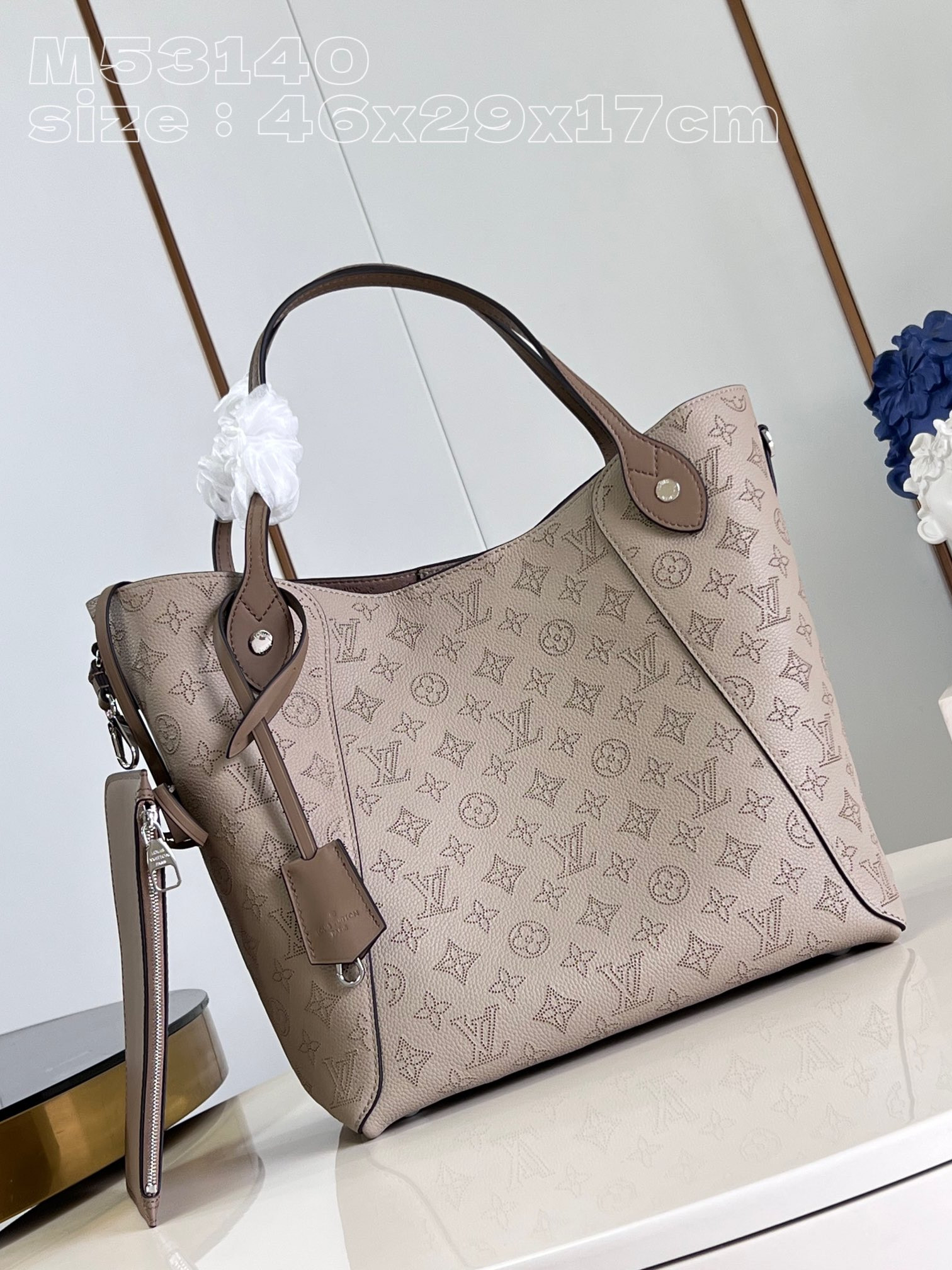 l0*is V*t0n hina-46 x 29.5 x 17cm