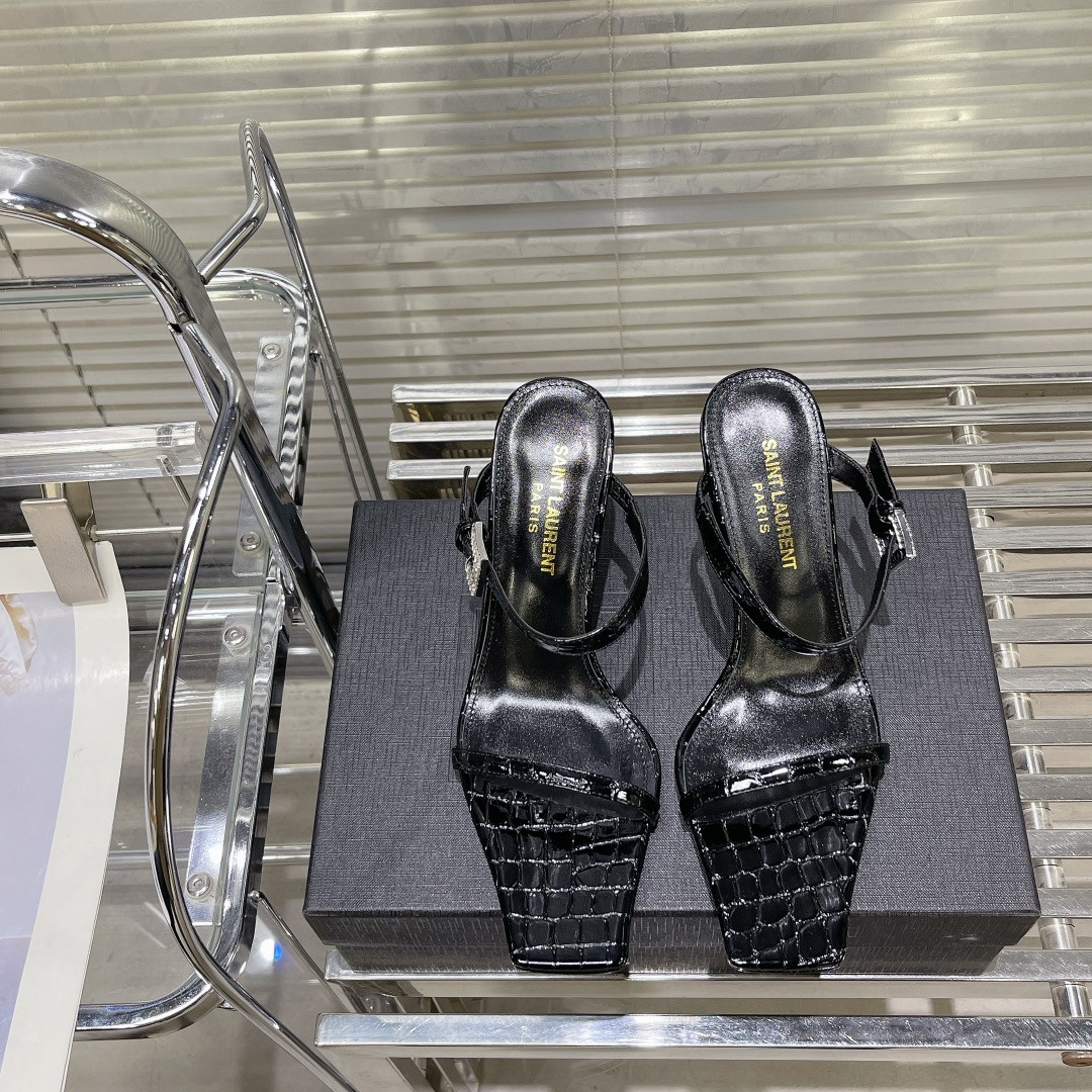 Sa**t Lau*nt heels