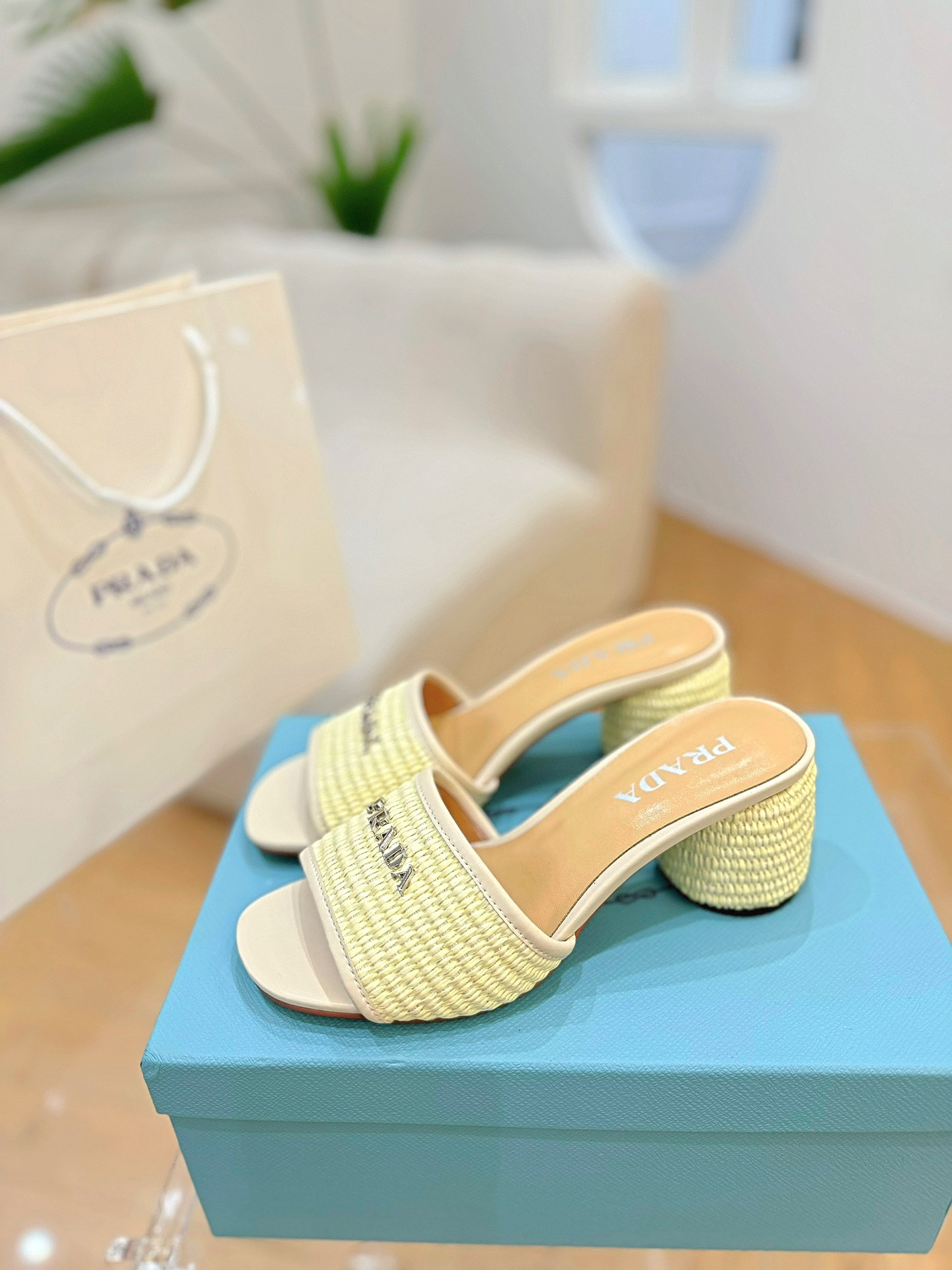 Pra*a sandals