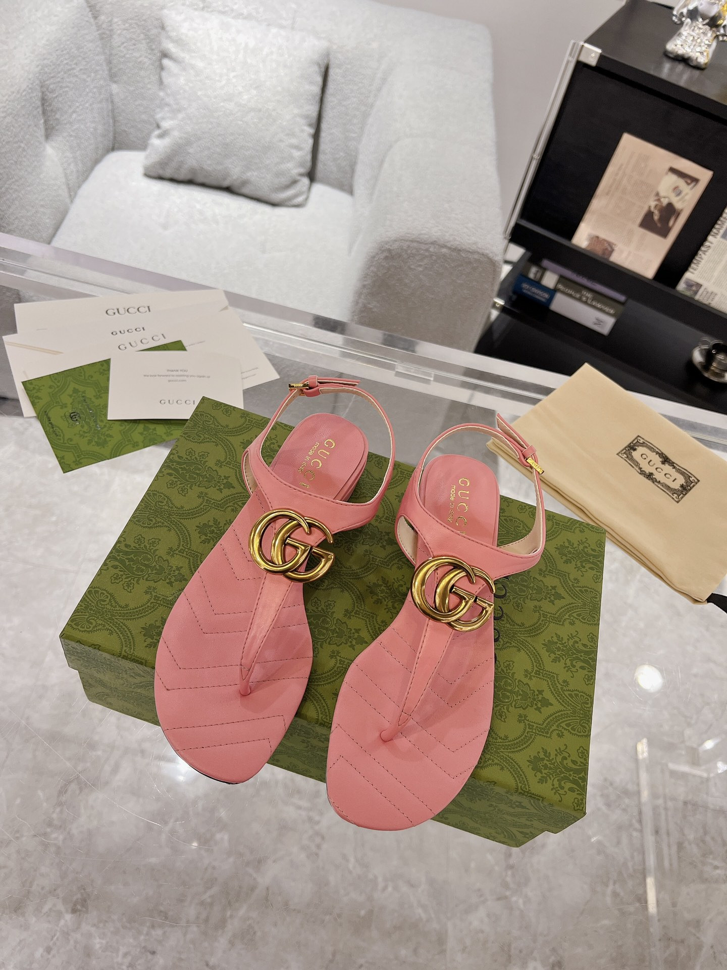 G*u*i slide sandals
