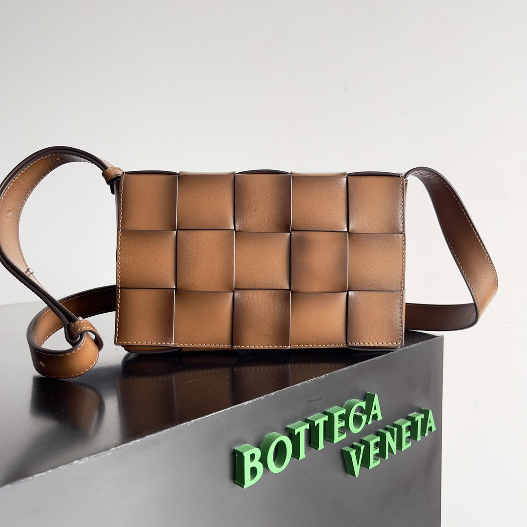 bo*te*ga Ve*ne*ta cassette-23*15*6cm
