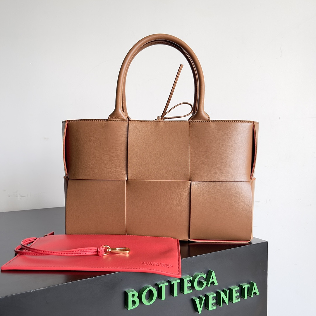 bo*te*ga Ve*ne*ta small arco tote bag