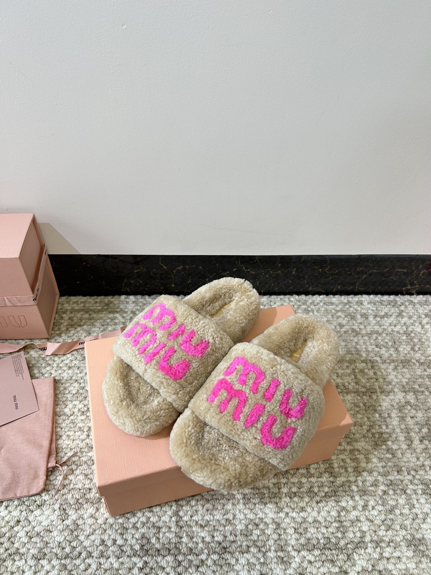 M*um*u sandals