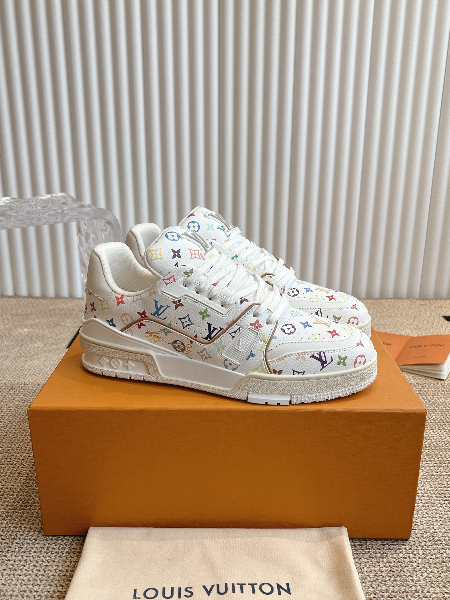 l0*is V*t0n sneakers