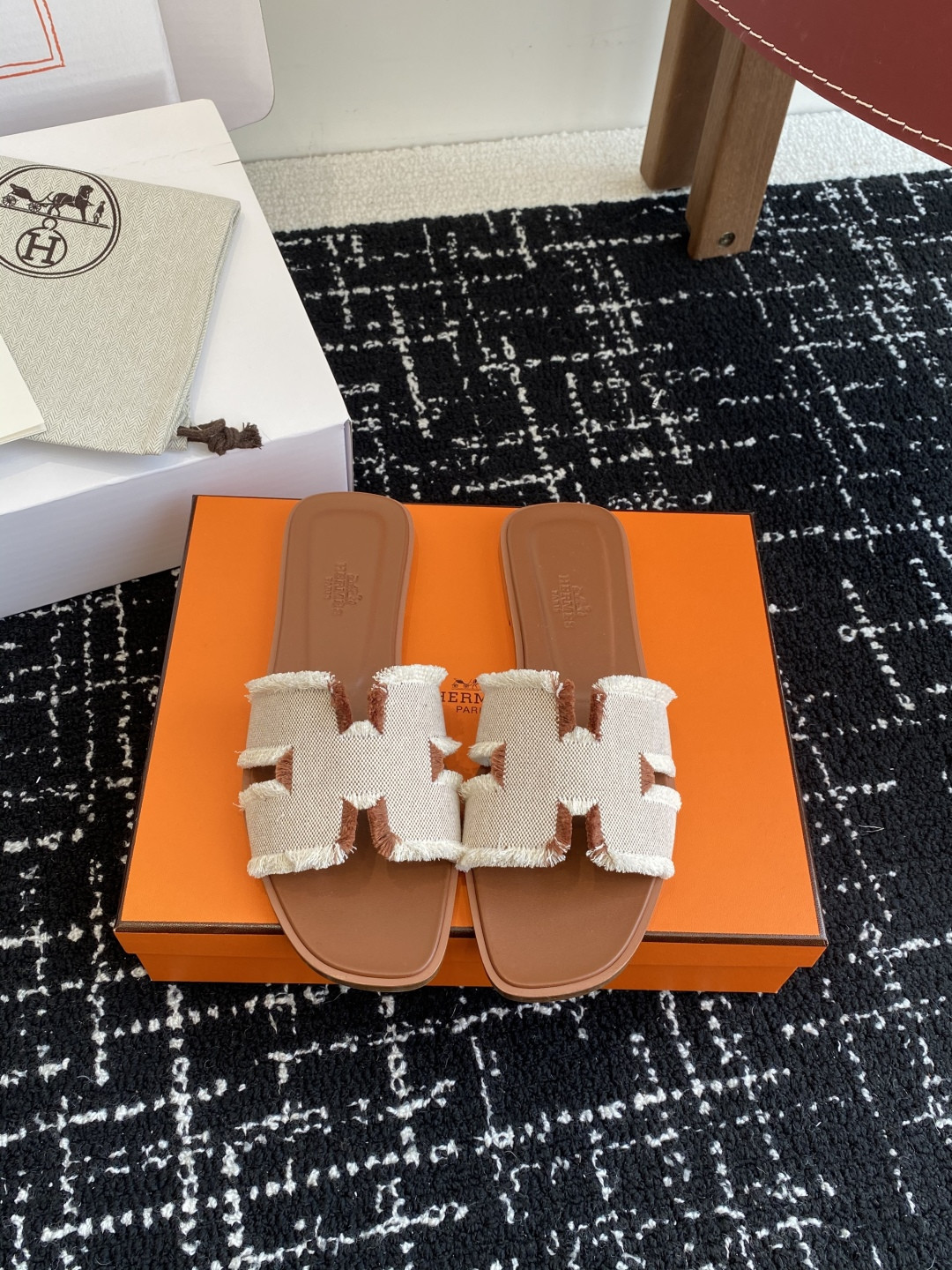 H**mes sandals