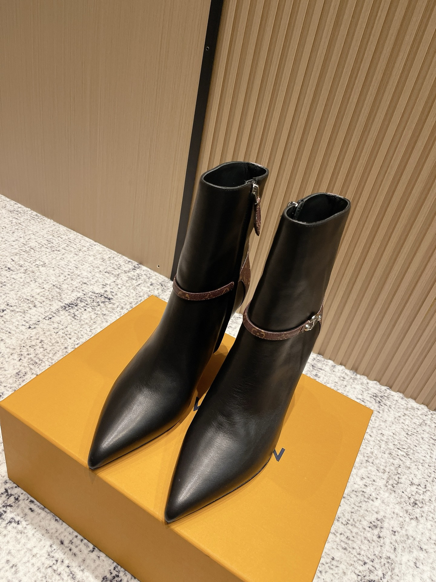 l0*is V*t0n boots